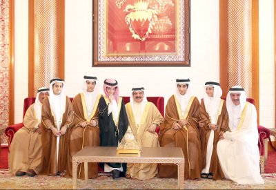 جلالة الملك يستقبل أبناء وأحفاد سمو الشيخ عطية الله بن عبدالرحمن
