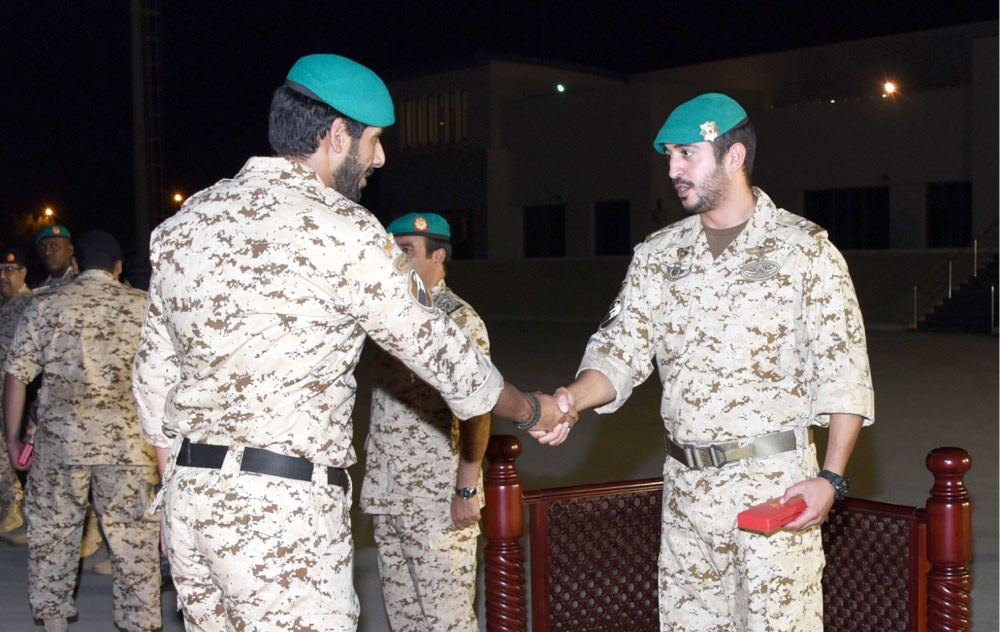 خالد بن حمد يمنح أوسمة تقديرية للعائدين من اليمن