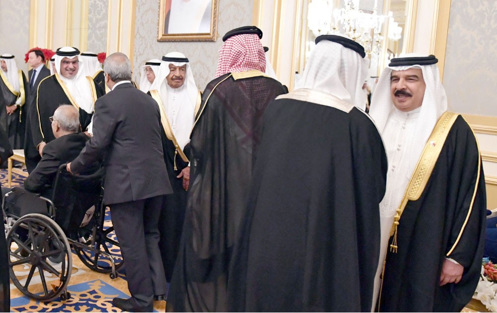 جلالة الملك لدى لقائه أصحاب الأعمال والتجار: بالتعاون والعمل المشترك تتحول تحديات اليوم إلى فرص الغد الواعد