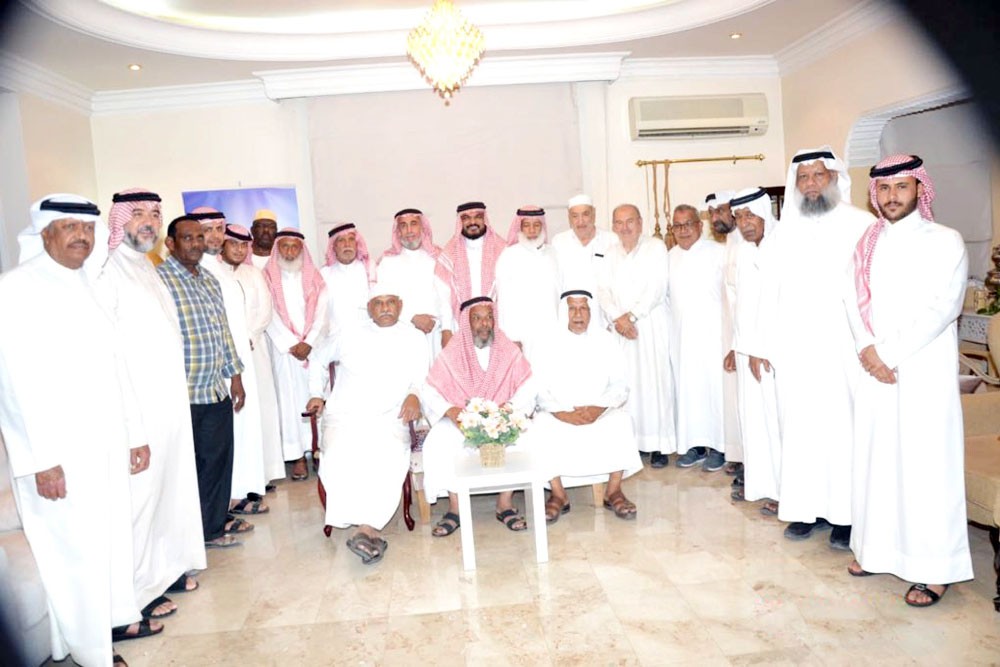 آل سنان يؤكد أهمية المحافظة على الوحدة الوطنية
