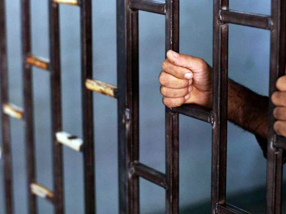 السجن 3 سنوات لشابين أخفى أحدهما الآخر بمنزله سنتين