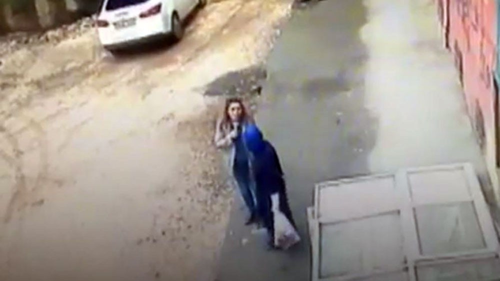 الأرض  تبتلع سيدتين