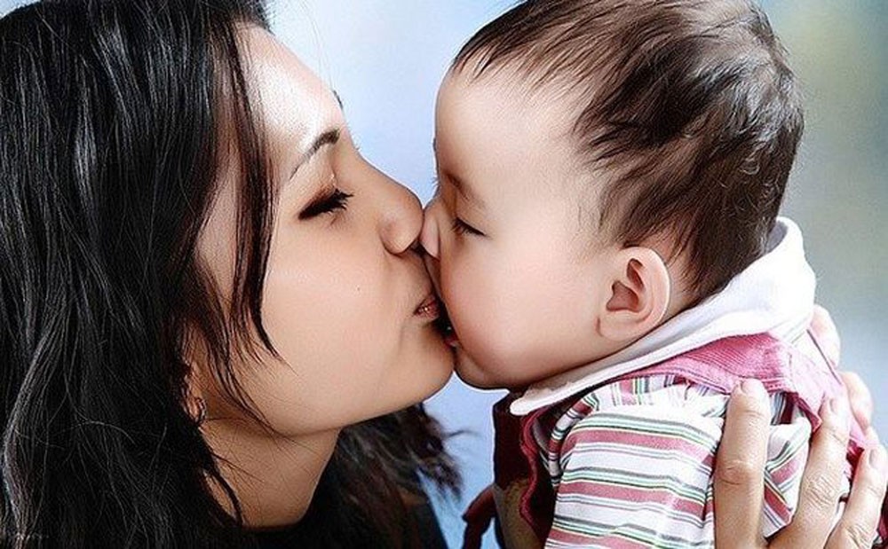 “قبلة قاتلة” تنهي حياة رضيعة