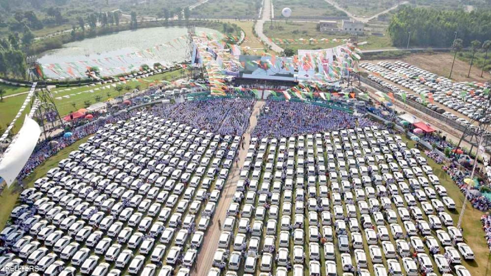 هدايا سخية من ملياردير هندي لموظفيه