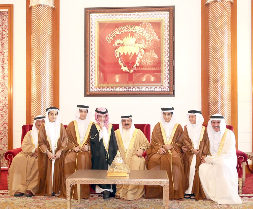جلالة الملك يستقبل أبناء وأحفاد سمو الشيخ عطية الله بن عبدالرحمن