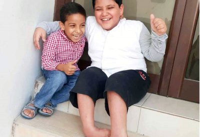 الطفل محمد يستخدم بطنه للنزول من السلم