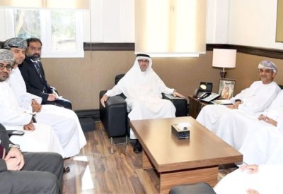 أبو الفتح يطلع الوفد العماني على التجربة البلدية البحرينية