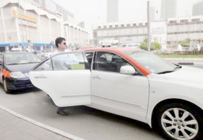 “أوبر” و“كريم” ترفعان أسعارهما وأصحاب “التاكسي” متضررون