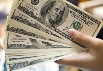 الدولار ينزل متأثرا بالانتخابات الأميركية