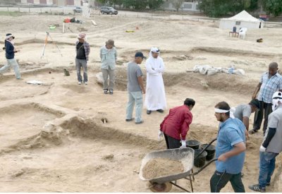 يابانيون ينقبون في تلال مقابة