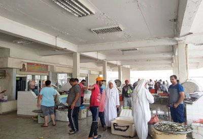 باعة سترة يطالبون بفتح البوابة الرئيسة للسوق