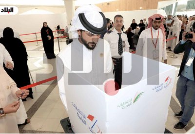ناصر بن حمد يدلي بصوته في المقر الانتخابي بجامعة البحرين