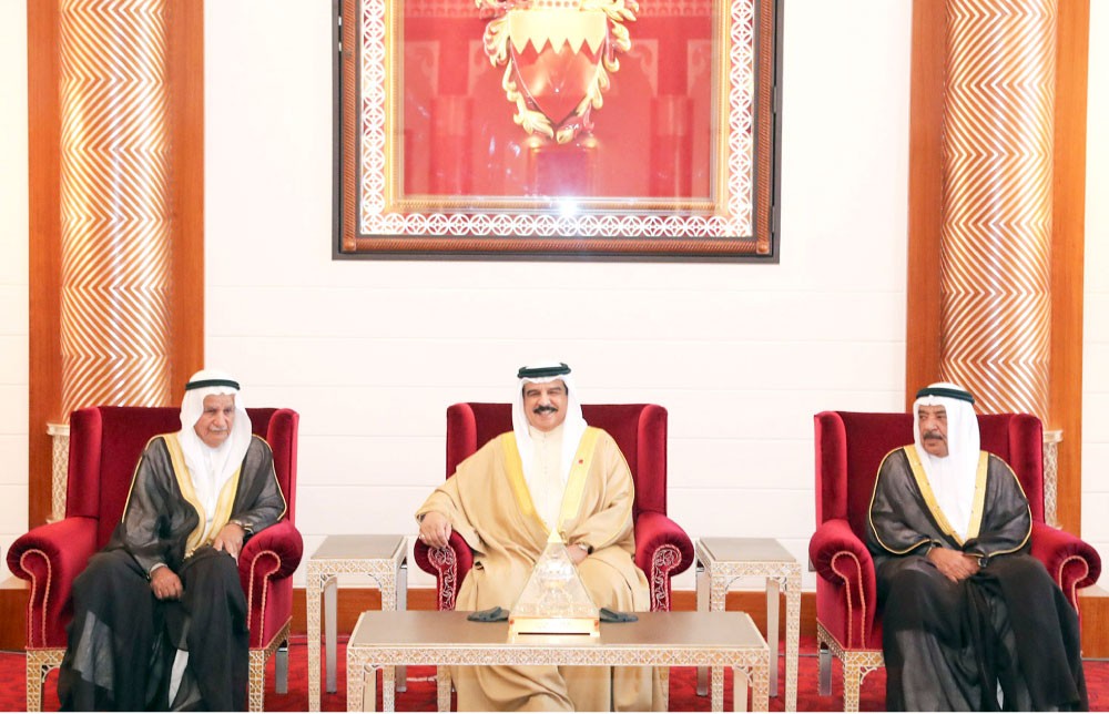 جلالة الملك يستقبل أهالي المحرق الكرام ويعدهم بزيارة سامية للمدينة قريبا