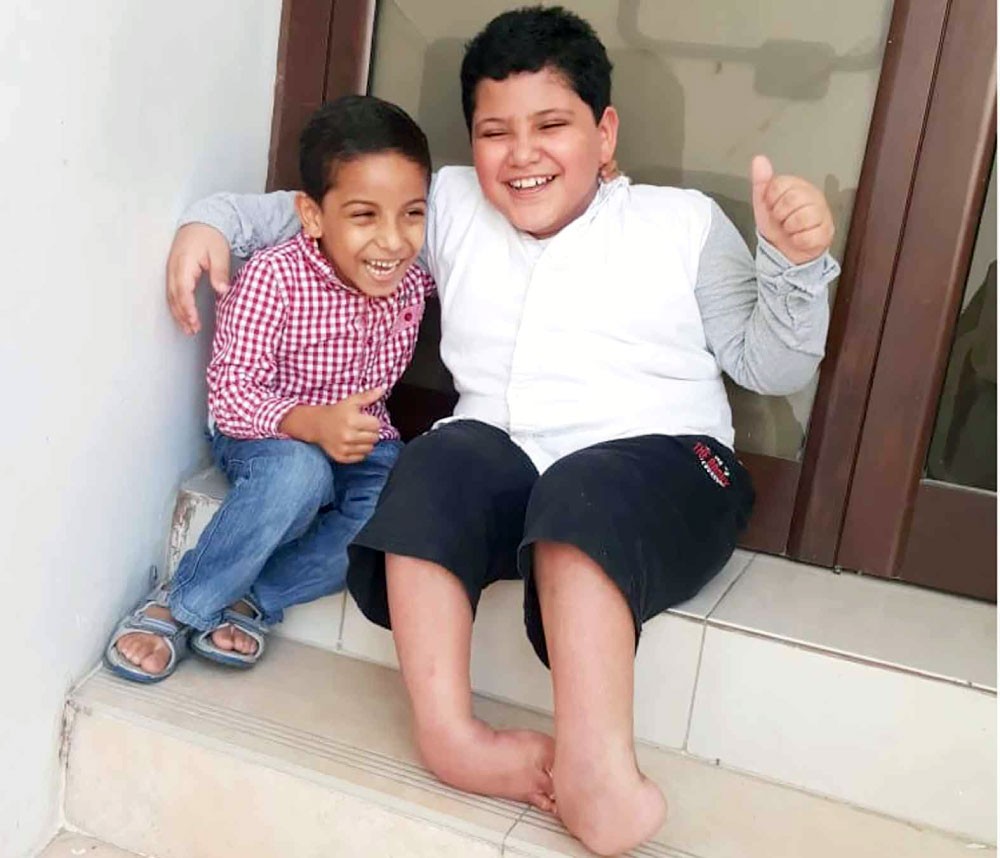 الطفل محمد يستخدم بطنه للنزول من السلم