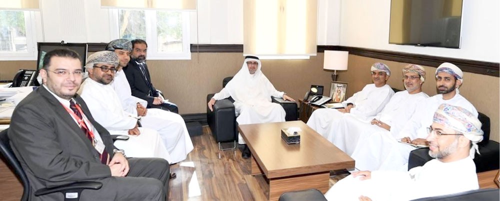 أبو الفتح يطلع الوفد العماني على التجربة البلدية البحرينية