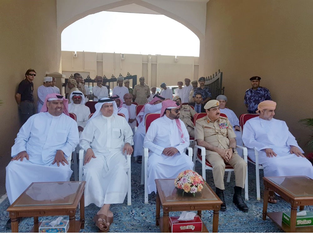 فيصل بن راشد يزور المحميات والإسطبلات السلطانية