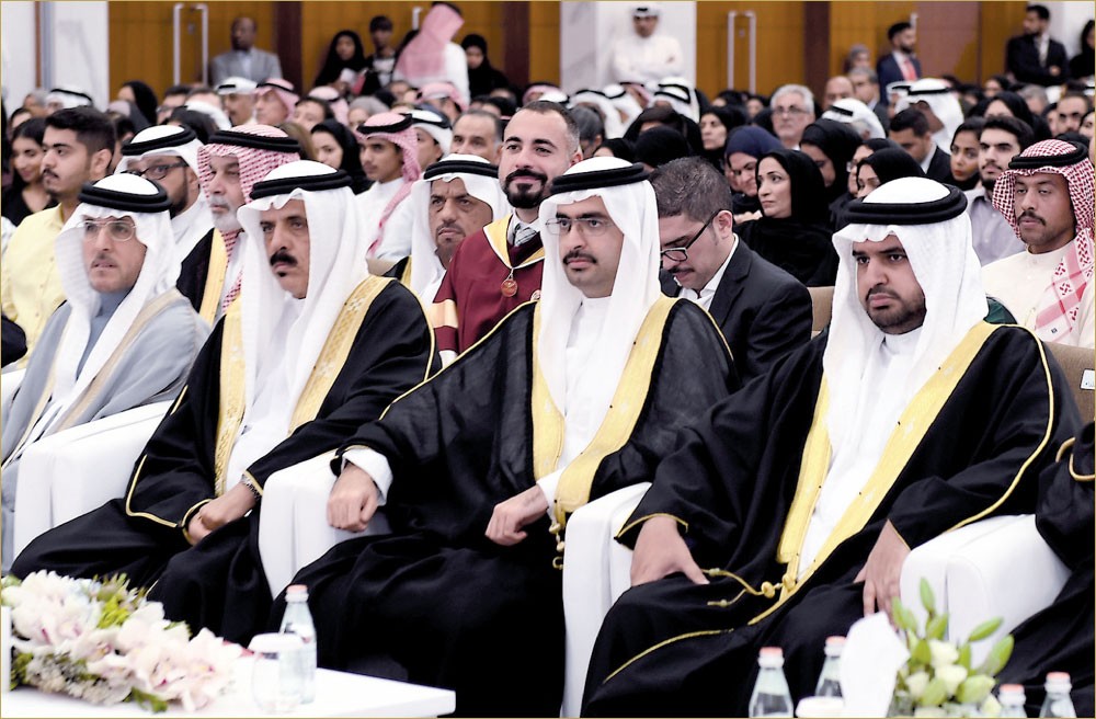 نيابة عن سمو رئيس الوزراء... سمو الشيخ خليفة بن علي يحضر تخريج 388 طالبا من “الأهلية”