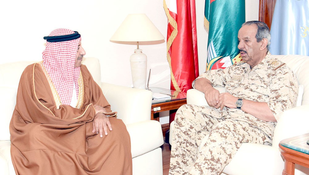القائد العام يستقبل أحمد بن خليفة
