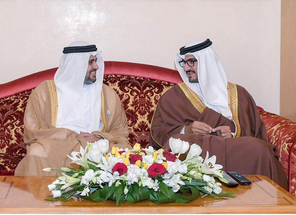 عيسى بن سلمان يشيد بالعلاقات مع الإمارات