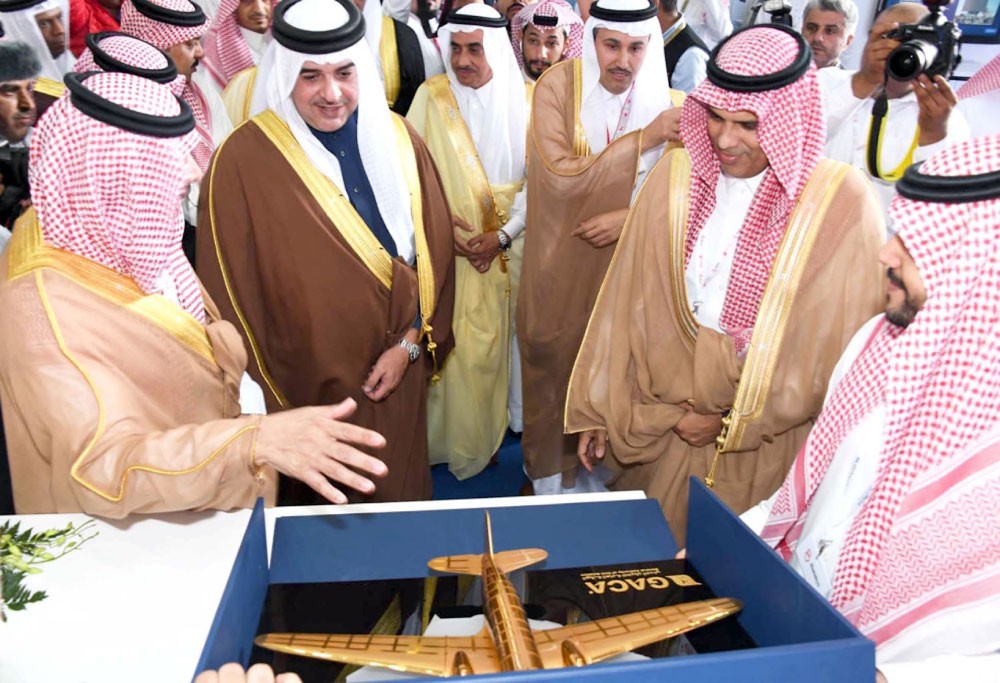 عبدالله بن حمد يقوم بجولة في ساحة العرض