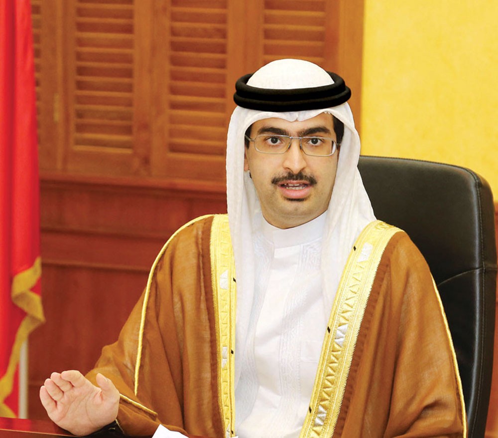 سمو الشيخ خليفة بن علي يهنئ الممثل الشخصي لجلالة الملك