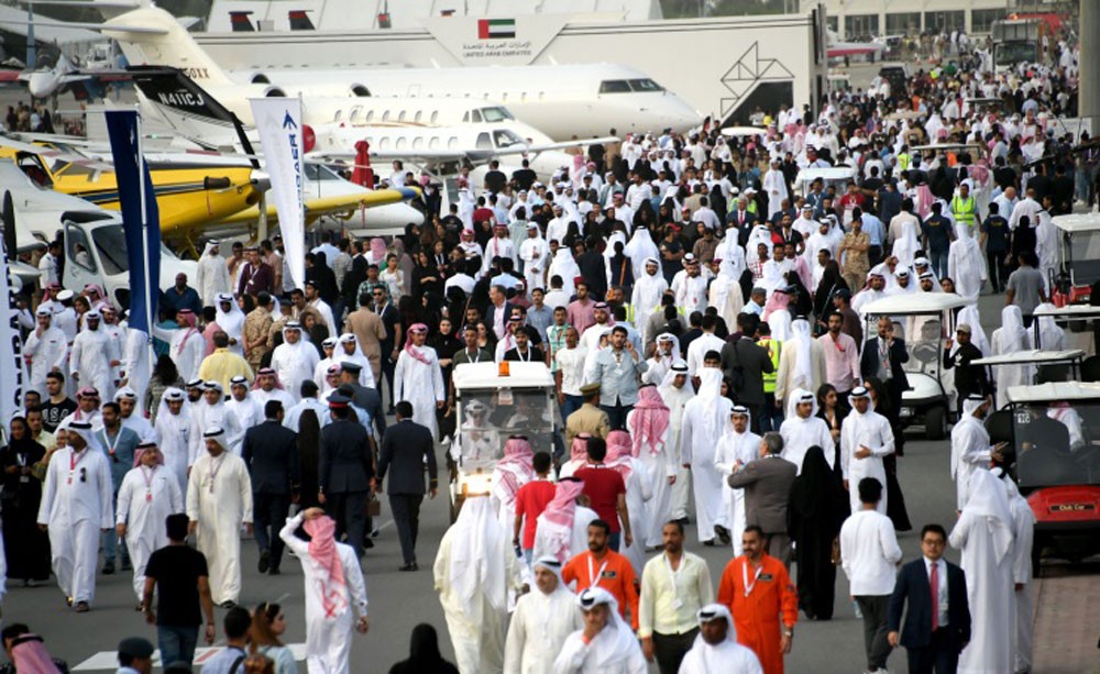 المناعي: البحرين متقدمة في تنظيم معارض الطيران 