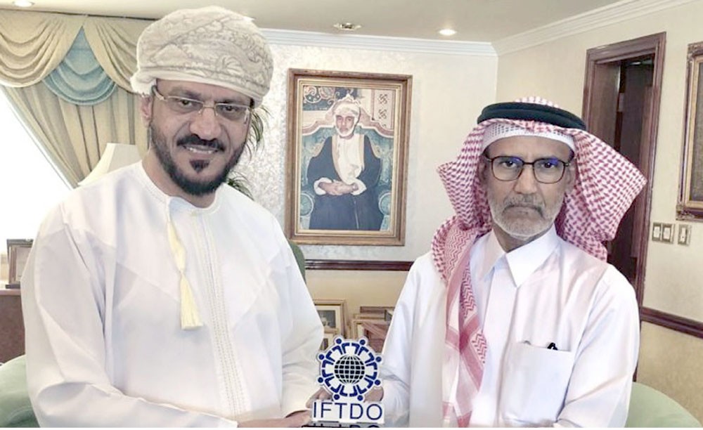 الدوسري يشيد بالنهج العلمي والإداري الراقي في عُمان