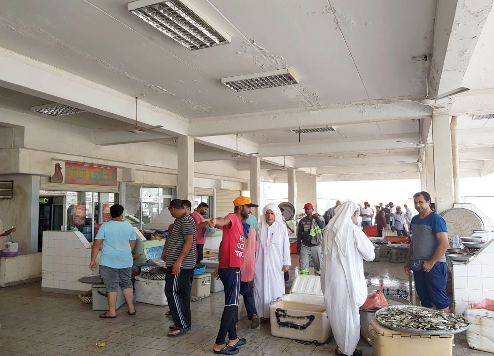 باعة سترة يطالبون بفتح البوابة الرئيسة للسوق