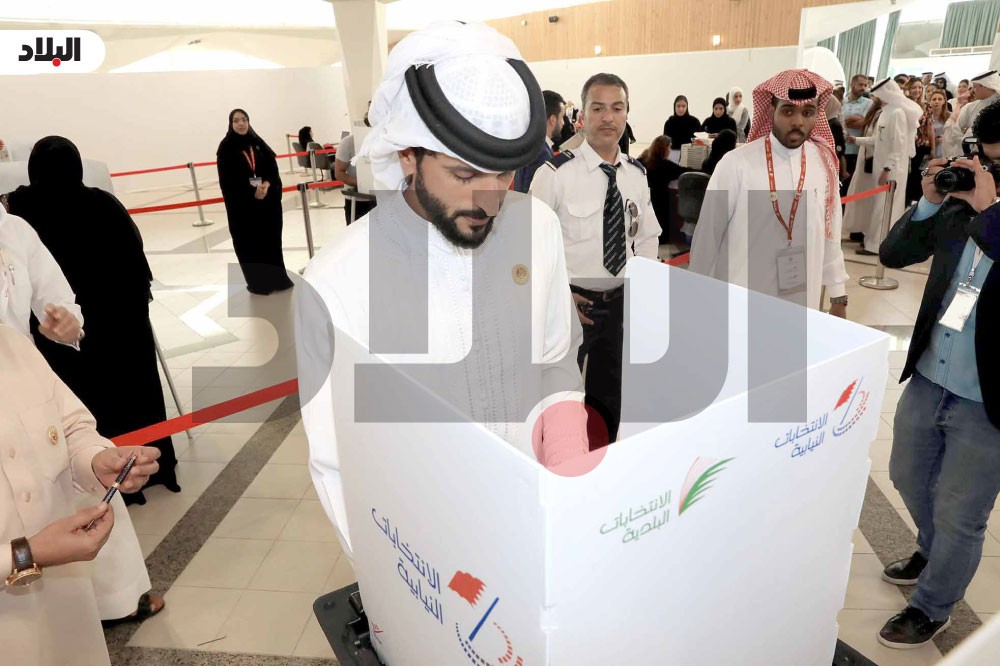ناصر بن حمد يدلي بصوته في المقر الانتخابي بجامعة البحرين
