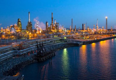 النفط يقفز 2 % توقعا لخفض إنتاج