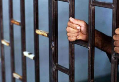 إبعاد 6 آسيويين يبيعون ويتعاطون المخدرات