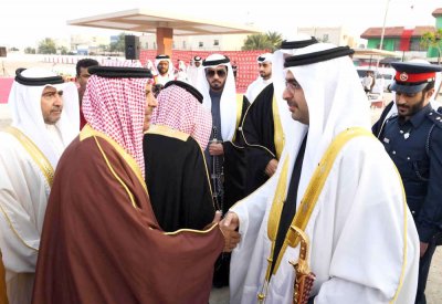 سمو الشيخ خليفة بن علي يحضر عرضة الزلاق