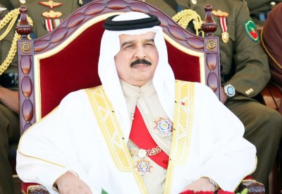حَمَدٌ فَإنَّ المُلكَ أنتَ تُزِينُهُ