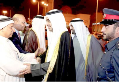 سمو الشيخ خليفة بن علي يشارك أهالي مدينة عيسى الفرحة