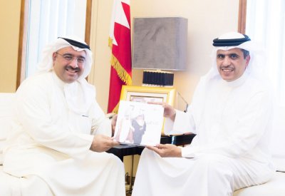 الرميحي يتسلم نسخة من “زايد والبحرين”