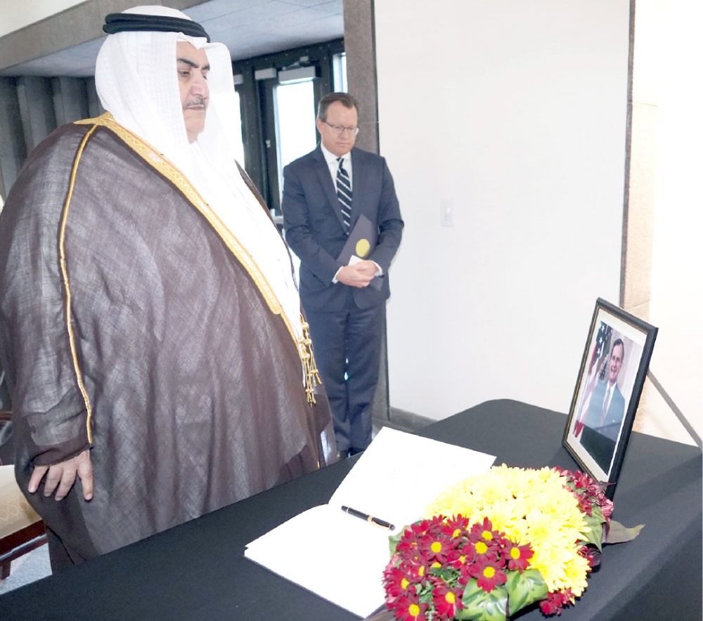 وزير الخارجية ينقل تعازي البحرين إلى ترامب