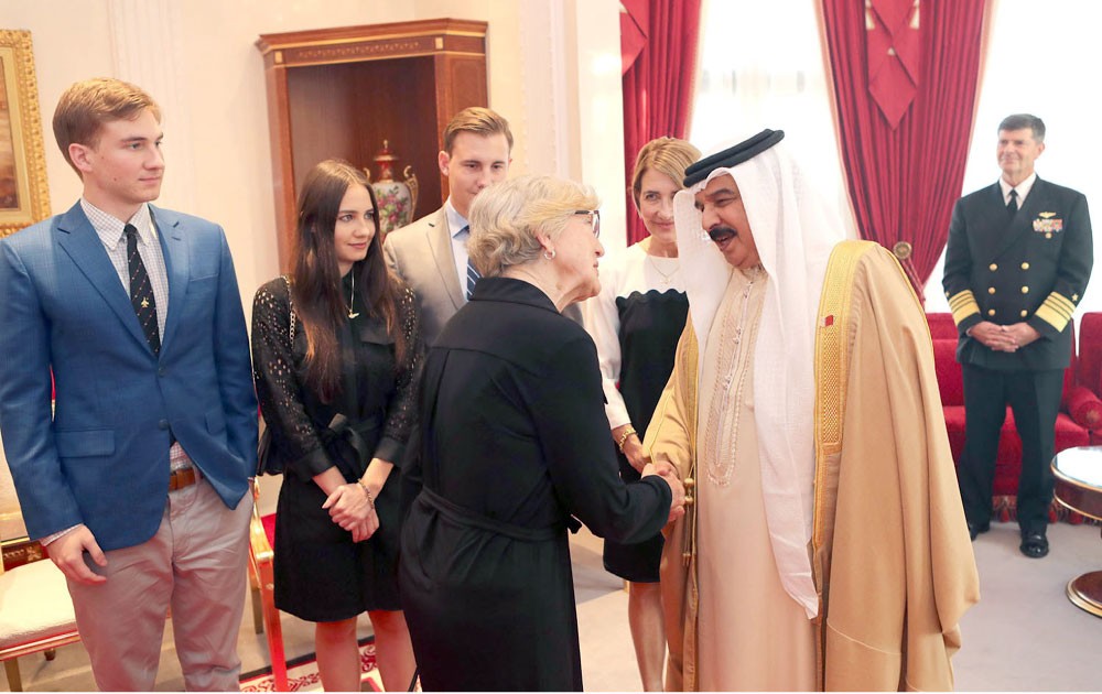 العاهل يشيد بإسهامات الأدميرال ستيرني في تعزيز العلاقات