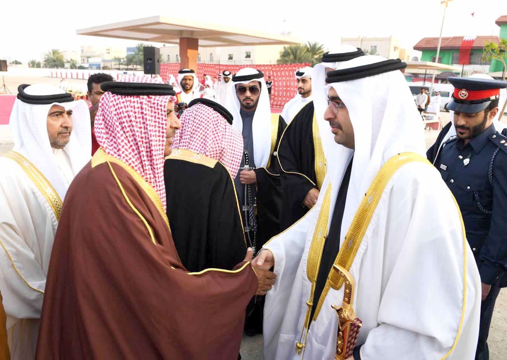 سمو الشيخ خليفة بن علي يحضر عرضة الزلاق