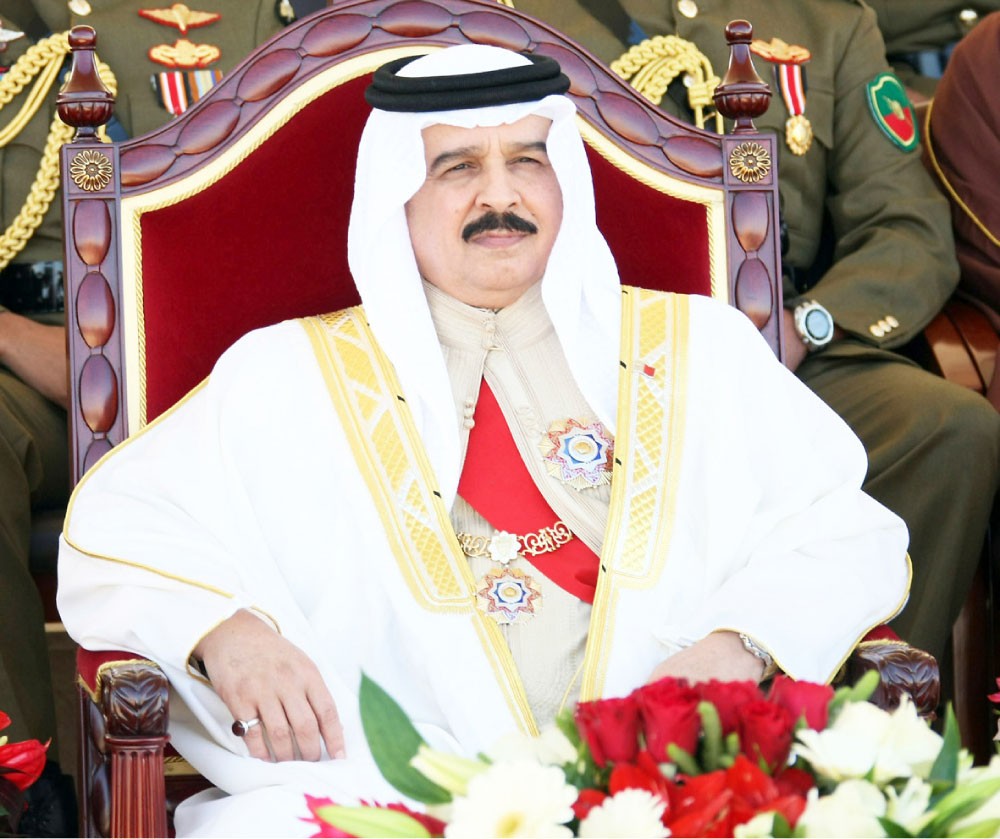 حَمَدٌ فَإنَّ المُلكَ أنتَ تُزِينُهُ