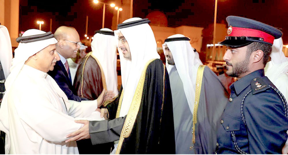 سمو الشيخ خليفة بن علي يشارك أهالي مدينة عيسى الفرحة