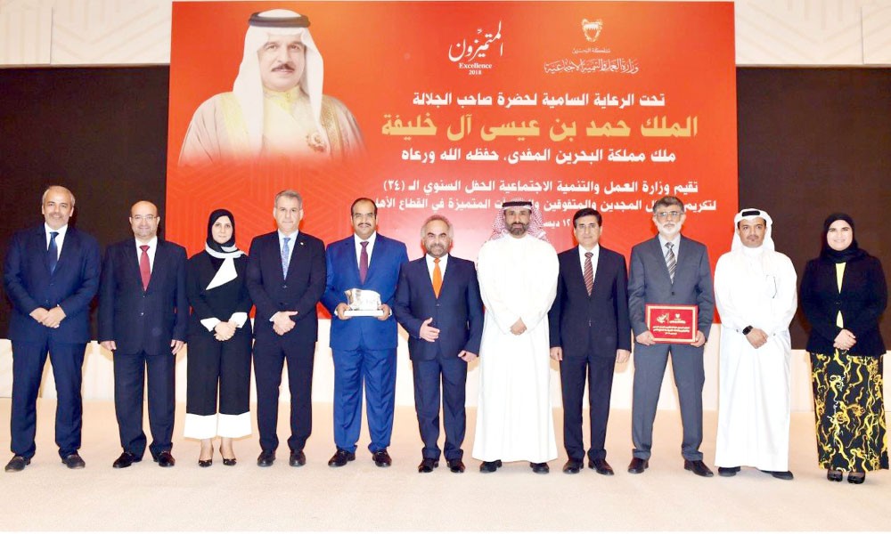 وزير العمل يكرّم موظفي “جيبك”