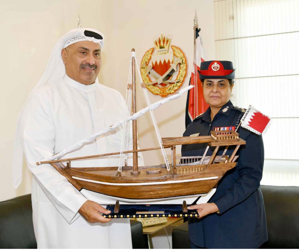 “الشرطة النسائية” تحتفل بالأعياد