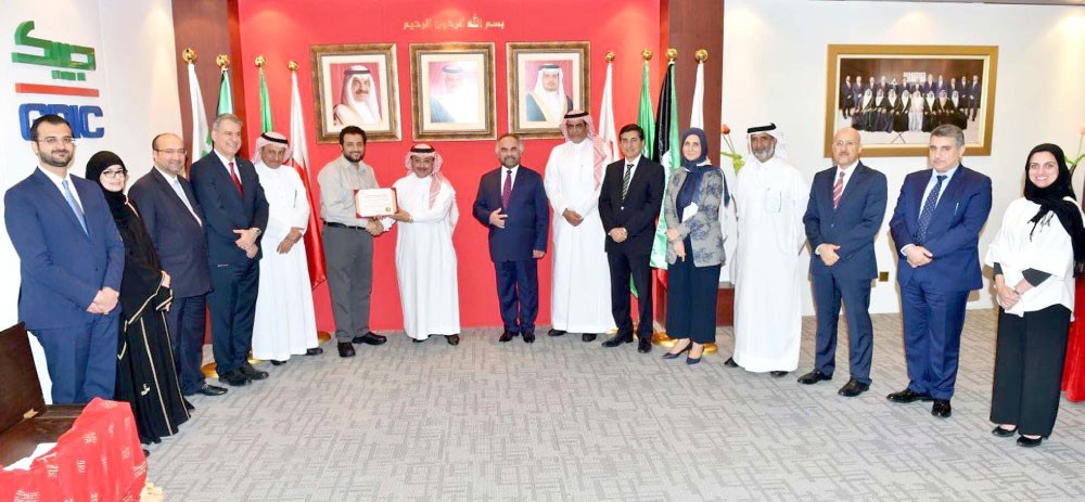 “جيبك” تكرم موظف الشهر