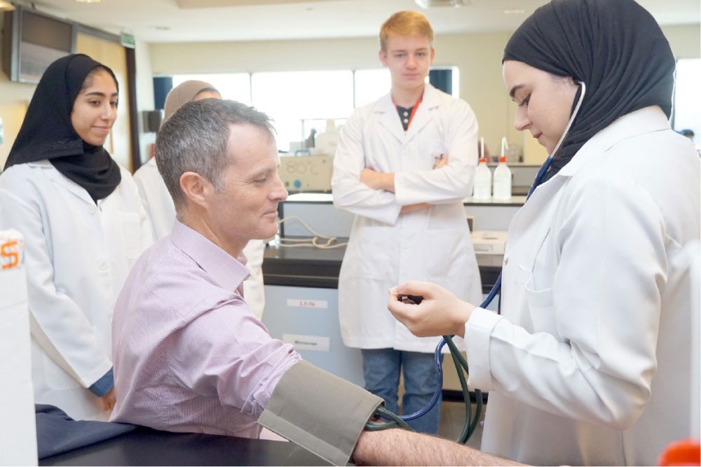 “الجراحين” تستقبل “أطباء المستقبل”
