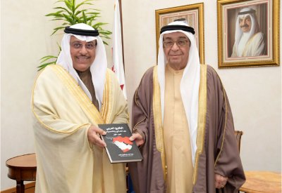 محمد بن مبارك يتسلم نسخة من كتاب العامر