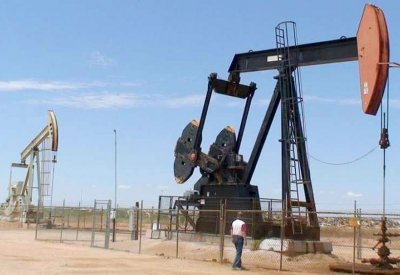 النفط يصعد 1 % مع خفض الإمدادات