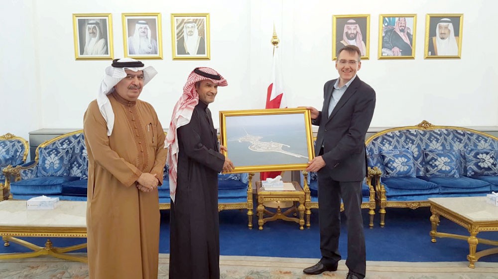 السفير الألماني يطلع على الخطط التطويرية لجسر الملك فهد