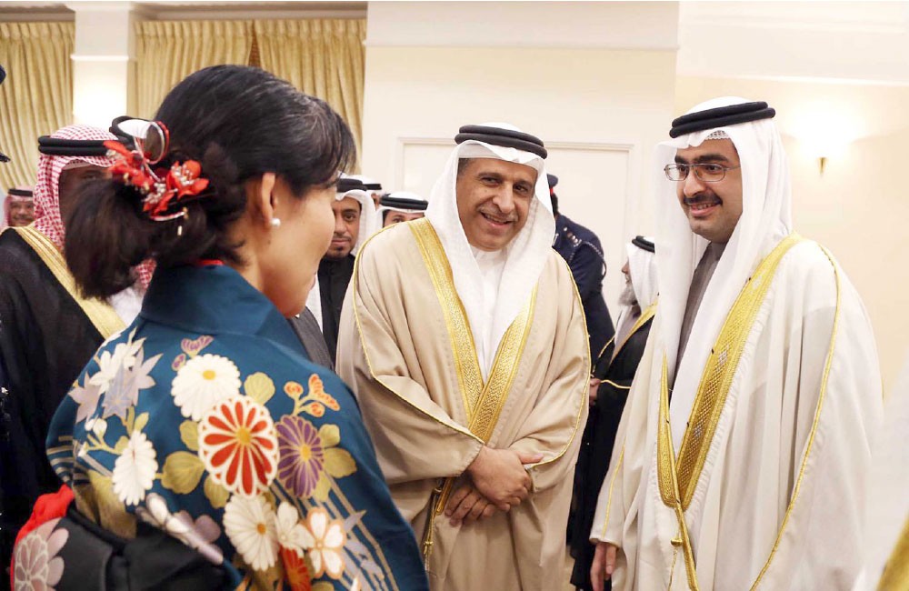 سمو الشيخ خليفة بن علي قريب من الناس ويهتم بخدمتهم