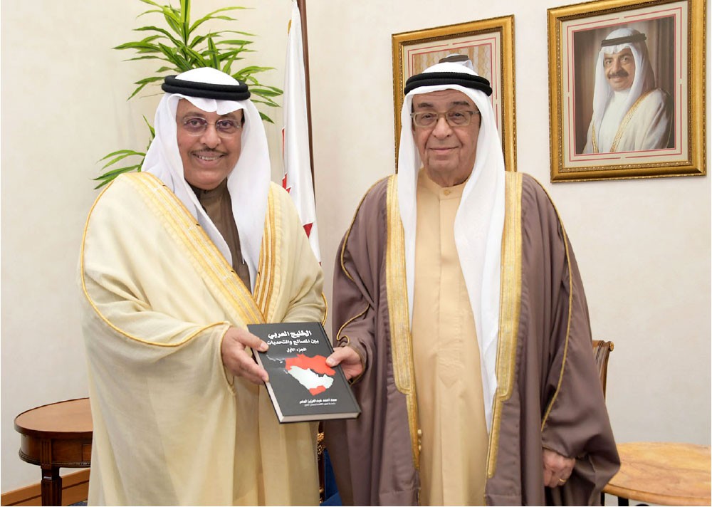 محمد بن مبارك يتسلم نسخة من كتاب العامر