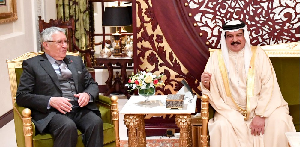 العاهل يشيد بدور محمد بن عيسى في توثيق التعاون الثقافي